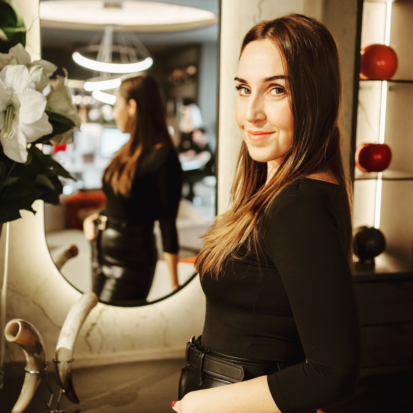 Laura Osuna de perfil, junto a una ventana
